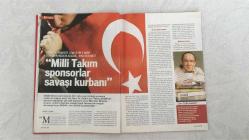 YENİ AKTÜEL  HAFTALIK HABER DERGİSİ - SAYI:21 - 06-12 ARALIK 2005 -  YENİ AKTÜEL BU SAYISINDA PASCALE NOUMA’NIN BEŞİKTAŞ ÇARŞISI’NDA OMUZLARDA TAŞINMASINDAN BM’NİN TÖRE CİNAYETLERİNE DAİR ŞOK ÖNERİSİNE, IŞIK YİYENLER TARİKATI’NDAN SEMİHA YILDIRIM’IN PROTOKOL FOTOĞRAFINA KADAR ÇARPICI DOSYALARLA GÜNDEMİ BELİRLİYOR – “NOUMA ÇARŞI’YI AĞLATTI” DOSYASINDA BEŞİKTAŞ’TAN AYRILMASININ ÜZERİNDEN YILLAR GEÇSE DE TARAFTARIN KALBİNDE TAHT KURAN PASCAL NOUMA’NIN RÖPORTAJI VE OTELDEKİ COŞKULU KARŞILAMASI ANLATILIYOR – BM’NİN NAMUS CİNAYETLERİNE DAİR RAPORUNDA “70 YAŞ ÜSTÜ ORTADAN KALDIRILSIN” ÖNERİSİNE YER VERİLMESİ, ULUSLARARASI ÇARESİZLİĞİ GÖZLER ÖNÜNE SERİYOR – “IŞIK YİYENLER” TARİKATI DOSYASINDA SADECE GÜNEŞ ENERJİSİYLE YAŞAMAYI SAVUNAN BREATHARIANİZM’İN SEMİNERLERLE YAYILDIĞI, ANCAK DÖRT KİŞİNİN BESLENME YETERSİZLİĞİNDEN ÖLDÜĞÜ BELİRTİLİYOR – HAN SAĞTÜRK DOSYASINDA “MÜKEMMEL BABA” İMAJININ AİLE İÇİ YIKIMLARA YOL AÇTIĞI TARTIŞILIYOR – DOMATES ÖZLÜ GÜZELLİK HAPI 3 AYDA KIRIŞIKLIKLARI YOK 114 SAYFA