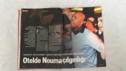 YENİ AKTÜEL  HAFTALIK HABER DERGİSİ - SAYI:21 - 06-12 ARALIK 2005 -  YENİ AKTÜEL BU SAYISINDA PASCALE NOUMA’NIN BEŞİKTAŞ ÇARŞISI’NDA OMUZLARDA TAŞINMASINDAN BM’NİN TÖRE CİNAYETLERİNE DAİR ŞOK ÖNERİSİNE, IŞIK YİYENLER TARİKATI’NDAN SEMİHA YILDIRIM’IN PROTOKOL FOTOĞRAFINA KADAR ÇARPICI DOSYALARLA GÜNDEMİ BELİRLİYOR – “NOUMA ÇARŞI’YI AĞLATTI” DOSYASINDA BEŞİKTAŞ’TAN AYRILMASININ ÜZERİNDEN YILLAR GEÇSE DE TARAFTARIN KALBİNDE TAHT KURAN PASCAL NOUMA’NIN RÖPORTAJI VE OTELDEKİ COŞKULU KARŞILAMASI ANLATILIYOR – BM’NİN NAMUS CİNAYETLERİNE DAİR RAPORUNDA “70 YAŞ ÜSTÜ ORTADAN KALDIRILSIN” ÖNERİSİNE YER VERİLMESİ, ULUSLARARASI ÇARESİZLİĞİ GÖZLER ÖNÜNE SERİYOR – “IŞIK YİYENLER” TARİKATI DOSYASINDA SADECE GÜNEŞ ENERJİSİYLE YAŞAMAYI SAVUNAN BREATHARIANİZM’İN SEMİNERLERLE YAYILDIĞI, ANCAK DÖRT KİŞİNİN BESLENME YETERSİZLİĞİNDEN ÖLDÜĞÜ BELİRTİLİYOR – HAN SAĞTÜRK DOSYASINDA “MÜKEMMEL BABA” İMAJININ AİLE İÇİ YIKIMLARA YOL AÇTIĞI TARTIŞILIYOR – DOMATES ÖZLÜ GÜZELLİK HAPI 3 AYDA KIRIŞIKLIKLARI YOK 114 SAYFA