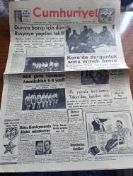 Cumhuriyet Gazetesi - 24 Aralık 1950 - Savaş metodu yazan Nadir Nadi Başmakale - dünya barışı için Rusya'ya yapılan teklif - Kore'de durgunluk sona ermek üzere - Kore'de yeni cephe hattının ilk siperlerinde kar altında düşmanı bekleyen kahramanlarımız fotoğraf - ilk Yaralı kafilemiz tokyo'dan hareket etti - milli güreş takımımız amerikalıları 8 0 yendi fotoğraf - büyük su Kongresi - Ali Ulvi Karikatür - haftanın şakaları yazan Burhan Felek - gazetecilik Falih Rıfkı Atay - Karanlık Oda Yazan Peride Celal Yazı Dizisi - afrodit ve altın kız yeni ses tiyatrosunda - Hamiyet Yüceses Ferdi Tayfur ve Mualla Mukadderin ilk konseri Pangaltı İnci sinemasında - mithatpaşa'ya nefyedilme kararının bildirildiği oda yazan Haluk Yusuf Şehsuvaroğlu - Admira dün Fenerbahçe'yi 1 0 mağlup etti fotoğraf - yeni kabul edilen dünya yüzme rekorları yazan Suat Erler -  Lefter Küçükandonyadis ve Cihat Arman saha kenarında maçı takip ederlerken fotoğraf - Turhal şeker fabrikası güreşçileri Bakırköy maçı olacak
