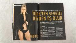 YENİ AKTÜEL  HAFTALIK HABER DERGİSİ - SAYI:63 - 6-12 TEMMUZ - 2005 -   YENİ AKTÜEL BU SAYISINDA ABD’NİN “GÜVENLİK İÇİN DEMOKRASİ” STRATEJİSİNDEN EUROTÜRKLERİN AB KARŞITI TUTUMUNA, MİSYONERLİK TARTIŞMALARINDAN ANGELA MERKEL’İN PORTRESİNE KADAR ULUSLARARASI SİYASET VE TOPLUMSAL GERİLİMLERİ MERCEK ALTINA ALIYOR – “OPERASYON ADI: SİLAHLI DEMOKRASİ” DOSYASINDA CONDOLEEZZA RICE’IN DEMOKRASİYİ ÖNE ÇIKARAN YENİ DIŞ POLİTİKASI ABD’NİN SAMİMİYETİNİ TARTIŞMAYA AÇIYOR – “EUROTÜRKLER DE TÜRKİYE’YE KARŞI” BAŞLIĞIYLA YURTDIŞINDA YAŞAYAN 100 TÜRK’TEN 60’ININ “TÜRKİYE AB’YE GİRMESİN” GÖRÜŞÜNE YER VERİLİYOR, DOÇ. DR. AYHAN KAYA BU TUTUMUN ARKA PLANINI YORUMLUYOR – “İŞTE O KADIN: ANGELA MERKEL” DOSYASINDA DOĞU ALMAN, FİZİKÇİ, PROTESTAN VE CDU LİDERİ MERKEL’İN TÜRKİYE’NİN AB ÜYELİĞİNE KARŞI YÜRÜTTÜĞÜ SİYASİ MÜCADELE VE KİŞİSEL GÖRÜŞLERİ ANLATILIYOR – “YENİ HUZUR CİMNASTİĞİ” DOSYASINDA ÇİGONG, BIODANZA VE YOGA GİBİ KİŞİSEL GELİŞİM YÖNTEMLERİ ARASINDA BİNLERCE YILLIK GELENEKLERLE UYDURMA TEKNİKLER114  SAYFA