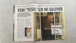 YENİ AKTÜEL  HAFTALIK HABER DERGİSİ - SAYI:63 - 6-12 TEMMUZ - 2005 -   YENİ AKTÜEL BU SAYISINDA ABD’NİN “GÜVENLİK İÇİN DEMOKRASİ” STRATEJİSİNDEN EUROTÜRKLERİN AB KARŞITI TUTUMUNA, MİSYONERLİK TARTIŞMALARINDAN ANGELA MERKEL’İN PORTRESİNE KADAR ULUSLARARASI SİYASET VE TOPLUMSAL GERİLİMLERİ MERCEK ALTINA ALIYOR – “OPERASYON ADI: SİLAHLI DEMOKRASİ” DOSYASINDA CONDOLEEZZA RICE’IN DEMOKRASİYİ ÖNE ÇIKARAN YENİ DIŞ POLİTİKASI ABD’NİN SAMİMİYETİNİ TARTIŞMAYA AÇIYOR – “EUROTÜRKLER DE TÜRKİYE’YE KARŞI” BAŞLIĞIYLA YURTDIŞINDA YAŞAYAN 100 TÜRK’TEN 60’ININ “TÜRKİYE AB’YE GİRMESİN” GÖRÜŞÜNE YER VERİLİYOR, DOÇ. DR. AYHAN KAYA BU TUTUMUN ARKA PLANINI YORUMLUYOR – “İŞTE O KADIN: ANGELA MERKEL” DOSYASINDA DOĞU ALMAN, FİZİKÇİ, PROTESTAN VE CDU LİDERİ MERKEL’İN TÜRKİYE’NİN AB ÜYELİĞİNE KARŞI YÜRÜTTÜĞÜ SİYASİ MÜCADELE VE KİŞİSEL GÖRÜŞLERİ ANLATILIYOR – “YENİ HUZUR CİMNASTİĞİ” DOSYASINDA ÇİGONG, BIODANZA VE YOGA GİBİ KİŞİSEL GELİŞİM YÖNTEMLERİ ARASINDA BİNLERCE YILLIK GELENEKLERLE UYDURMA TEKNİKLER114  SAYFA