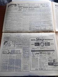 Cumhuriyet Gazetesi - 23 Ağustos 1961 - bir öğretmen Cemal Gürsel'in otomobilinin önüne atlayarak derdini anlatmak istedi - yuvarlak masa toplantısı ile ilgili temaslar yapan komisyon İstanbul'da - Dün Örfi idare kumandanlığında banka müdürleri ile yapılan toplantıdan biri görünüş - Moskova Ankara'ya gene çattı - programcı meşhurlar Adalet Partisi sözcüsü Cevdet Perin'i dün yalanladılar - Devlet Bakanı Hayri Mumcuoğlu Yeni Türkiye Partili oldu - İstanbul vali ve belediye reisi tümgeneral Refik Tulga Ordu'da kalacak - Aziz Nesin ile İhsan Adanın duruşmaları fotoğraf - Boğaziçi üzerine çalışmalar yazan Haluk Yusuf Şehsuvaroğlu - Amerikan yardımı halka indiriliyor köylere 25 bin dolara kadar yardım yapılacak - tiyatro hisar'da Hamlet yazan Lütfi Ay - Kıbrıs'ın kalkınması için plan hazırlandı - Edebi Roman Deniz Ağacı yazan Yaman Koray Yazı Dizisi - AEG buzdolabı - Palermo ve Metin Oktay fotoğraf - Fenerbahçe atletizm takımı İstanbul şampiyonu oldu - Fenerbahçe Partizan rövanşı bugün