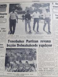 Cumhuriyet Gazetesi - 23 Ağustos 1961 - bir öğretmen Cemal Gürsel'in otomobilinin önüne atlayarak derdini anlatmak istedi - yuvarlak masa toplantısı ile ilgili temaslar yapan komisyon İstanbul'da - Dün Örfi idare kumandanlığında banka müdürleri ile yapılan toplantıdan biri görünüş - Moskova Ankara'ya gene çattı - programcı meşhurlar Adalet Partisi sözcüsü Cevdet Perin'i dün yalanladılar - Devlet Bakanı Hayri Mumcuoğlu Yeni Türkiye Partili oldu - İstanbul vali ve belediye reisi tümgeneral Refik Tulga Ordu'da kalacak - Aziz Nesin ile İhsan Adanın duruşmaları fotoğraf - Boğaziçi üzerine çalışmalar yazan Haluk Yusuf Şehsuvaroğlu - Amerikan yardımı halka indiriliyor köylere 25 bin dolara kadar yardım yapılacak - tiyatro hisar'da Hamlet yazan Lütfi Ay - Kıbrıs'ın kalkınması için plan hazırlandı - Edebi Roman Deniz Ağacı yazan Yaman Koray Yazı Dizisi - AEG buzdolabı - Palermo ve Metin Oktay fotoğraf - Fenerbahçe atletizm takımı İstanbul şampiyonu oldu - Fenerbahçe Partizan rövanşı bugün