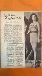 YILDIZ HAFTALIK SİNEMA MECMUASI DERGİSİ - SAYI: 34 18 AĞUSTOS 1951 - NANA - INGRID BERGMAN - SUE CAROL - ALANA LADD - BILL HOLDEN - BRENDA MARSHALL - SPENCER TRACY - PAT O'BRIEN - JOAN BENNET - JANE WYMAN - GAIL RUSSELL - ELEN DREW - AZIZE EMIR - TAHSİN DEMİRAY - SEZAİ SOLELLİ - BETTY GRABLE - OLIVIA PARKINGTON - KEMAL - YUSUF ERBEN - NIZAMETTIN DERYALI - ARIF GÜNDÜZ - FIKRET ÖZBEK - MEHMET ZEREN - RAHMI ALPAKIN - ALI ÖZDOĞAN - CENAB ODUNCU - MAHIR ÇAPKIN - YUSUF KILINÇ - HÜSAMETTIN ATA - RIFKI ÜÇÜNCÜ - ÜMIT AKPULAT - FAHRI TÜFEKÇİOĞLU - AYDIN ERDEM - ŞEREF ERDEM - PEARL S BUCK - LEYLÂKLAR AÇARKEN - KAPI ARKASINDAKİ SIR - JOHNY BELINDA - NAMUS DÜŞMANI - DENİZ EJDERİ - KARA OK - ISTANBUL SOKAKLARI - KUCAKTAN KUCAĞA - DIAMOND HORSESHOE - PURO TUVALET SABUNU - ŞAFAK VAKTİ SEVİŞTİLERE. -  32 SAYFA