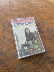 ÖZLEM ÖZDİL - YÜRÜ BE HAYDAR - KASET