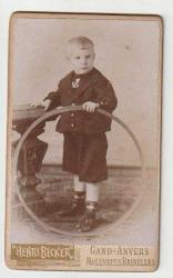 OYUNCAK KÜLTÜRÜ - YÜZYILBAŞI DÖNEM ELİNDE HULAHUP OLAN ERKEK ÇOCUK GÖRSELLİ SİYAH BEYAZ KABİN FOTOĞRAF