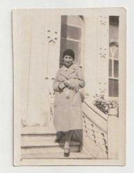 1930 LI YILLAR ARKASI OSMANLICA NOTLU KONAK ÖNÜNDE POZ VERMİŞ KADIN GÖRSELLİ SİYAH BEYAZ FOTOĞRAF