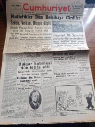 Cumhuriyet Gazetesi - 2 Eylül 1944 - canı yanan kuş ve yarınki dünya yazan Nadir Nadi Başmakale - müttefikler dün belçika'ya girdiler - Sedan Verdun Dieppe Düştü - fransa'daki harekatı gösterir kroki - İstanbul ilköğretim seferberliğine başladı - Maarif vekili Hasan Ali Yücel Eminönü halkevinde dünkü nutkunu söylerken fotoğraf - Hududumuza sığınan Alman Kuvvetleri 9 subay ile 200 er gözaltı edildiler - Rus Rumen müzakeresi başladı - Goebbels'in Harp vaziyetine ve yeni silahlara dair makalesi - takma sakallı haydut kanlı macerasını anlatıyor - Bulgar kabinesi Dün istifa etti - Kızılordu dün Bulgar hududuna vardı - İtalya'da gotik hattı yarıldı -  Cemal Nadir Karikatür - Müzeyyen Senar Işıl Cağaloğlu Çiftesaraylar bahçesinde - memleket dışı hava seferleri yapılacak - Taksim belediye Gazinosu'nu Kazanovanın Maceraları - Gayret Dayılar yazan Burhan Felek - Ankara Radyosu ve İzmir fuarı - bükreş'i geçen Kızılordu Tuna'ya vardı - kemani Nubar Kanuni Ahmet Piyanist Şefik Maksim salonları