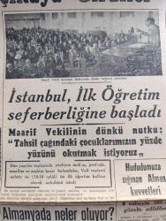Cumhuriyet Gazetesi - 2 Eylül 1944 - canı yanan kuş ve yarınki dünya yazan Nadir Nadi Başmakale - müttefikler dün belçika'ya girdiler - Sedan Verdun Dieppe Düştü - fransa'daki harekatı gösterir kroki - İstanbul ilköğretim seferberliğine başladı - Maarif vekili Hasan Ali Yücel Eminönü halkevinde dünkü nutkunu söylerken fotoğraf - Hududumuza sığınan Alman Kuvvetleri 9 subay ile 200 er gözaltı edildiler - Rus Rumen müzakeresi başladı - Goebbels'in Harp vaziyetine ve yeni silahlara dair makalesi - takma sakallı haydut kanlı macerasını anlatıyor - Bulgar kabinesi Dün istifa etti - Kızılordu dün Bulgar hududuna vardı - İtalya'da gotik hattı yarıldı -  Cemal Nadir Karikatür - Müzeyyen Senar Işıl Cağaloğlu Çiftesaraylar bahçesinde - memleket dışı hava seferleri yapılacak - Taksim belediye Gazinosu'nu Kazanovanın Maceraları - Gayret Dayılar yazan Burhan Felek - Ankara Radyosu ve İzmir fuarı - bükreş'i geçen Kızılordu Tuna'ya vardı - kemani Nubar Kanuni Ahmet Piyanist Şefik Maksim salonları