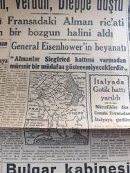 Cumhuriyet Gazetesi - 2 Eylül 1944 - canı yanan kuş ve yarınki dünya yazan Nadir Nadi Başmakale - müttefikler dün belçika'ya girdiler - Sedan Verdun Dieppe Düştü - fransa'daki harekatı gösterir kroki - İstanbul ilköğretim seferberliğine başladı - Maarif vekili Hasan Ali Yücel Eminönü halkevinde dünkü nutkunu söylerken fotoğraf - Hududumuza sığınan Alman Kuvvetleri 9 subay ile 200 er gözaltı edildiler - Rus Rumen müzakeresi başladı - Goebbels'in Harp vaziyetine ve yeni silahlara dair makalesi - takma sakallı haydut kanlı macerasını anlatıyor - Bulgar kabinesi Dün istifa etti - Kızılordu dün Bulgar hududuna vardı - İtalya'da gotik hattı yarıldı -  Cemal Nadir Karikatür - Müzeyyen Senar Işıl Cağaloğlu Çiftesaraylar bahçesinde - memleket dışı hava seferleri yapılacak - Taksim belediye Gazinosu'nu Kazanovanın Maceraları - Gayret Dayılar yazan Burhan Felek - Ankara Radyosu ve İzmir fuarı - bükreş'i geçen Kızılordu Tuna'ya vardı - kemani Nubar Kanuni Ahmet Piyanist Şefik Maksim salonları