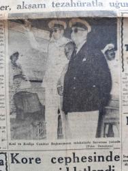 Cumhuriyet Gazetesi - 16 Haziran 1952 - Dolambaçlı yollar Cumhuriyet Başmakale - Refik Şevket İnce'nin Adnan Menderes'e gönderdiği istifa mektubu - Yunan kral ve kraliçesi Türkiye'den ayrıldılar fotoğraf - kral ve kraliçe cumhurbaşkanımız Celal Bayar'ın refakatinde savarona yatında fotoğraf - Kore cephesinde savaş şiddetlendi - hububat ihracına dair hazırlanan program - Toprak mahsulleri ofisi umum müdürü Mümtaz Rek fotoğraf - 4 çoban köpeği uçakla Suudi Arabistan'a gidiyor - asri bir yayla kasabası kuruluyor - Başbakan Adnan Menderes'in Washington'a gitmesi de muhtemel - feza taksileri yazan Tevfik Sadullah yazı dizisi - İngiltere'de komünizmin yayılması nasıl önlendi yazan Ömer Sami Coşar - Ruh Gurbetinde yazan Kerime Nadir Yazı Dizisi - Nuh'un gemisini arayacak heyet fotoğraf - mesleği dejenere edenler yazan Burhan Felek - Anıtkabir'de yapılacak insan arslan heykelleri - Dükkancı yazan Yaşar Kemal yazı dizisi - Ankara 1952 atletizm Bayramı müsabakaları - milli takımın güreş kampında