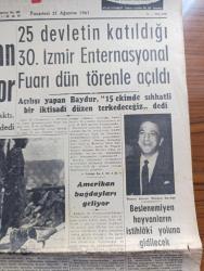 Cumhuriyet Gazetesi - 21 Ağustos 1961 - büyük değişikliğe doğru yazan Feridun Ergin Başmakale - Devlet bakanı Sıtkı Ulay'ın cumhuriyete beyanatı - 25 devletin Katıldığı 30. İzmir Enternasyonal Fuarı Dün törenle açıldı - İzmir fuarını Ticaret bakanı Mehmet Baydur açtı - Amerikan buğdayları geliyor - anayasa davası karar metninin kaleme alınması 15 gün sürecek - öncelikle görüşülecek olan orman kanunu tasarısı tamamlandı - salı günü Çanakkale ertesi gün de İstanbul boğazları altışar saat kapatılacak - 6. Uluslararası Kültür Festivali fotoğraf - Bin Kadar Katolik hacı oldu - kısa tarihinde tam altı defa yabancı işgali gören şehir Berlin yazan Hasan Ali Ediz - Berlin belediye reisi Willy Brandt'ın Kennedy'e  yolladığı mektup tahkikat konusu yapılıyor - İran şahı komünizme yenilmeyeceğini söyledi - Mersin rafinerisine ilk ham petrol dün geldi - Fenerbahçe 1 Partizan 0 fotoğraf - sonbahar konkurları başladı - Galatasaray 2 Hapoel 1 fotoğraf -  Can Bartu  dün idman yaptı - Metin Oktay sakat