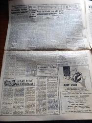 Cumhuriyet Gazetesi - 21 Ağustos 1961 - büyük değişikliğe doğru yazan Feridun Ergin Başmakale - Devlet bakanı Sıtkı Ulay'ın cumhuriyete beyanatı - 25 devletin Katıldığı 30. İzmir Enternasyonal Fuarı Dün törenle açıldı - İzmir fuarını Ticaret bakanı Mehmet Baydur açtı - Amerikan buğdayları geliyor - anayasa davası karar metninin kaleme alınması 15 gün sürecek - öncelikle görüşülecek olan orman kanunu tasarısı tamamlandı - salı günü Çanakkale ertesi gün de İstanbul boğazları altışar saat kapatılacak - 6. Uluslararası Kültür Festivali fotoğraf - Bin Kadar Katolik hacı oldu - kısa tarihinde tam altı defa yabancı işgali gören şehir Berlin yazan Hasan Ali Ediz - Berlin belediye reisi Willy Brandt'ın Kennedy'e  yolladığı mektup tahkikat konusu yapılıyor - İran şahı komünizme yenilmeyeceğini söyledi - Mersin rafinerisine ilk ham petrol dün geldi - Fenerbahçe 1 Partizan 0 fotoğraf - sonbahar konkurları başladı - Galatasaray 2 Hapoel 1 fotoğraf -  Can Bartu  dün idman yaptı - Metin Oktay sakat