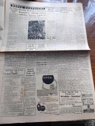Cumhuriyet Gazetesi - 21 Ağustos 1961 - büyük değişikliğe doğru yazan Feridun Ergin Başmakale - Devlet bakanı Sıtkı Ulay'ın cumhuriyete beyanatı - 25 devletin Katıldığı 30. İzmir Enternasyonal Fuarı Dün törenle açıldı - İzmir fuarını Ticaret bakanı Mehmet Baydur açtı - Amerikan buğdayları geliyor - anayasa davası karar metninin kaleme alınması 15 gün sürecek - öncelikle görüşülecek olan orman kanunu tasarısı tamamlandı - salı günü Çanakkale ertesi gün de İstanbul boğazları altışar saat kapatılacak - 6. Uluslararası Kültür Festivali fotoğraf - Bin Kadar Katolik hacı oldu - kısa tarihinde tam altı defa yabancı işgali gören şehir Berlin yazan Hasan Ali Ediz - Berlin belediye reisi Willy Brandt'ın Kennedy'e  yolladığı mektup tahkikat konusu yapılıyor - İran şahı komünizme yenilmeyeceğini söyledi - Mersin rafinerisine ilk ham petrol dün geldi - Fenerbahçe 1 Partizan 0 fotoğraf - sonbahar konkurları başladı - Galatasaray 2 Hapoel 1 fotoğraf -  Can Bartu  dün idman yaptı - Metin Oktay sakat