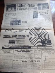 Cumhuriyet Gazetesi - 21 Ağustos 1961 - büyük değişikliğe doğru yazan Feridun Ergin Başmakale - Devlet bakanı Sıtkı Ulay'ın cumhuriyete beyanatı - 25 devletin Katıldığı 30. İzmir Enternasyonal Fuarı Dün törenle açıldı - İzmir fuarını Ticaret bakanı Mehmet Baydur açtı - Amerikan buğdayları geliyor - anayasa davası karar metninin kaleme alınması 15 gün sürecek - öncelikle görüşülecek olan orman kanunu tasarısı tamamlandı - salı günü Çanakkale ertesi gün de İstanbul boğazları altışar saat kapatılacak - 6. Uluslararası Kültür Festivali fotoğraf - Bin Kadar Katolik hacı oldu - kısa tarihinde tam altı defa yabancı işgali gören şehir Berlin yazan Hasan Ali Ediz - Berlin belediye reisi Willy Brandt'ın Kennedy'e  yolladığı mektup tahkikat konusu yapılıyor - İran şahı komünizme yenilmeyeceğini söyledi - Mersin rafinerisine ilk ham petrol dün geldi - Fenerbahçe 1 Partizan 0 fotoğraf - sonbahar konkurları başladı - Galatasaray 2 Hapoel 1 fotoğraf -  Can Bartu  dün idman yaptı - Metin Oktay sakat