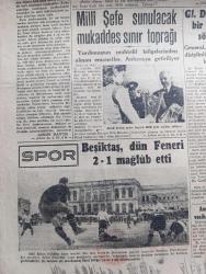 Cumhuriyet Gazetesi - 13 Mayıs 1946 - Paris Konferansı ve dünya barışı yazan Abidin Daver Başmakale - Azerbaycan İran'a harb mi ilan etti - Tahran hükümeti orduya mukavemet emri verdi - Azerbaycan başbakanı Pişevarinin muhafaza altında Tahran'a varışı görülmektedir fotoğraf - Müslümanlarla hintliler anlaşamadılar - Paris'te iyimser bir hava esmeye başladı - Yugoslavya Dışişleri Bakanı Simie Dörtler toplantısından çıkarken fotoğraf - Milli Şef İsmet İnönü'ye sunulacak Mukaddes sınır toprağı - Ebedi Şeften Gelen bayrak Milli Şef İsmet İnönü'ye takdim ediliyor fotoğraf - General De Gaulle bir nutuk söyledi - Beşiktaş dün Fenerbahçe'yi 2 1 yendi fotoğraf - Bursa'da büyük bir imar faaliyeti başladı fotoğraf - Cemal Nadir Karikatür - Amerika'da ekmek vesikaya tabi tutulacak - Vali ve belediye reisi Lütfü Kırdar'ın sporculara verdiği mükafatlar - Bahar atletizm müsabakaları - Sonsuz Panayır yazan Halide Edip Adıvar Yazı Dizisi - Ankara at yarışının neticeleri - Köroğlu filmi Turan Sinemasında