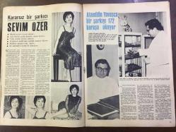 FOTO MAGAZİN, RADYO, SİNEMA ve EĞLENCE DERGİSİ(MECMUASI) - 6 NİSAN 1966 - SAYI: 54 - ZEKİ MÜREN KENDİ KENDİSİYLE RÖPORTAJ YAPTI - ''GÖNÜL AKKOR ''BİRAZ KÜL BİRAZ DUMAN'' FİLMİNDE OYNUYOR' '- SEVİM TANÜREK AMELİYAT OLACAK - HAMİYET ATASOY - NURİ SESİGÜZEL - PERİHAN SÖZERİ - ÜSKÜDAR MÜZİK CEMİYETİ KONSERİ - GÖNÜL YAZAR'IN KALEMİNDEN İSTANBUL GECELERİ - THOMAS RAINER - VURAL CANTÜRK - YILMAZ AKAR - ERCÜMENT BATANAY - İNCİ KORAY - AYFER FERAY - PERVİN PAR - RUKİYE GÖREÇ - LALE SARI - NİHAT LEVİ - SEVİM ÖZER - ALAEDDİN YAVAŞÇA BİR ŞARKIYI 172 KURUŞA OKUYOR - TÜLİN KORMAN KÖPEKLERİNİ TURNEYE ÇIKARIYOR - TÜLİN KORMAN RÖPORTAJI - ADNAN ÖZTRAK - AKA GÜNDÜZ - ŞARKICI ve TÜRKÜCÜLERİN ARABALARI - MUALLA MUKADDER - NEZAHAT BAYRAM - AHMET SEZGİN - NURETTİN ÇAMLIDAĞ - NEŞE CAN - NURİ SESİGÜZEL - GÜNERİ TECER - FATMA GİRİK - NERİMAN KÖKSAL - AJDA PEKKAN - VAHİ ÖZ