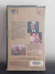 BRUCE WİLLİS EL HALCON ESTA SUELTO (HUDSON HAWK) VHS KASET FİLM KABINDAKİ KAPLAMADA DEFORME MEVCUT.  KASET ÇOK TEMİZ.  KABINDA DOMİNOS REKLAMI DA VAR. TAM KOLEKSİYONLUK . YURTDIŞI BASKI
