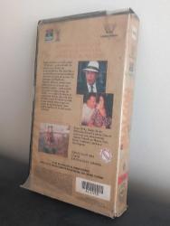 BRUCE WİLLİS EL HALCON ESTA SUELTO (HUDSON HAWK) VHS KASET FİLM KABINDAKİ KAPLAMADA DEFORME MEVCUT.  KASET ÇOK TEMİZ.  KABINDA DOMİNOS REKLAMI DA VAR. TAM KOLEKSİYONLUK . YURTDIŞI BASKI