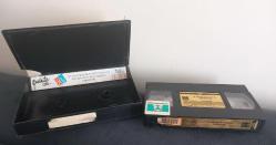 BRUCE WİLLİS EL HALCON ESTA SUELTO (HUDSON HAWK) VHS KASET FİLM KABINDAKİ KAPLAMADA DEFORME MEVCUT.  KASET ÇOK TEMİZ.  KABINDA DOMİNOS REKLAMI DA VAR. TAM KOLEKSİYONLUK . YURTDIŞI BASKI