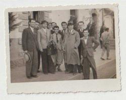 1939 YILI İSTANBUL KARAKÖY DE KALABALIK ERKEK GRUP  GÖRSELLİ SİYAH BEYAZ FOTOĞRAF