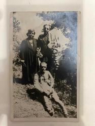 Eski döneme ait fotoğraf çekilmiş iki adam ve bir kadın kartpostal 13x9 cm ebatında
