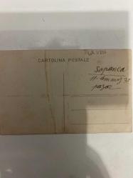 Eski döneme ait fotoğraf çekilmiş iki adam ve bir kadın kartpostal 13x9 cm ebatında