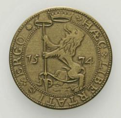 Hollanda, Leiden Kuşatması Sırasında Basılan 1574 Acil Durum Parasından Sonra Basılmış, 1974 Tarihli Hatıra Bakır Sikke. Ön Yüz; Kıvrımlı Bir Kartuş İçinde, Üzerinde Çapraz Anahtarlar Bulunan Bir Leiden Arması Tasvir Edilmiştir. Etrafında, İki İnci Bordür Arasında İki Yazıt Bulunur: 