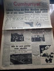 Cumhuriyet Gazetesi - 18 Mayıs 1946 - Yeni Sanayi hamlemize dair yazan Abidin Daver Başmakale - kalkınma partisinin Milli Şef İsmet İnönü'ye ait yanlış iddiaları - Dün mecliste mühim kanunlar kabul edildi - Yunanistan'ın Toprak istekleri - Ankara cinayeti esrarı aydınlanmayacak mı  - Doktor Neşet Naci'nin muayenesinde bulunan katilin şapkası Reşit Mercan'ın başına giydirildi fotoğraf - Romanya'da diktatörlük yapan Mareşal Antonescu ölüm cezasına çarptırıldı - Milli Şef İsmet İnönü Yarın gençliğe hitap edecekler - gençlik bayramı'na iştirak edecek sporcular dün sabah provalarını yaparlarken fotoğraf - Cemal Nadir Karikatür - Beyoğlu halk partisi'nde adayları seçmek üzere dün akşam yapılan toplantı fotoğraf - at yarışları yazan Reşat Kuran - Katip Çelebi'yi anma töreni dün yapıldı - Şantöz Irene Sylvia Taksim belediye Gazinosu halk bahçesinde - Sonsuz Panayır yazan Halide Edip Adıvar Yazı Dizisi - Sekiz yüz milyon insan açlık tehlikesi karşısında - M. Çakır Yenikapı Gazinosu