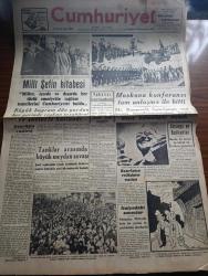 Cumhuriyet Gazetesi - 30 Birinciteşrin (Ekim) 1943 - gençliğin vazifesi yazan Nadir Nadi Başmakale - Milli Şef İsmet İnönü'nün hitabesi fotoğraf - millet içeride ve dışarıda her türlü emniyetin sağlam temellerini cumhuriyette buldu - dün İstanbul'da yapılan büyük geçit resminden fotoğraflar - yabancı memleketlerde cumhuriyetimizin yıldönümü tezahürlere vesile oluyor - Moskova Konferansı tam anlaşma ile bitti - Amerika Cumhur Reisi Roosevelt radyoda Bir Nutuk söylerken fotoğraf - İtalya'da savaşlar Almanlar müttefiklerin bir yarma teşebbüsünü durdurdu - Cemal Nadir Karikatür - İstanbul halkı dün büyük Bayramı kutlamak için sokaklara dökülmüştü fotoğraf - Müzeyyen Senar Işıl İstanbul gazinosunda - Fedailer Filosu Lale sinemasında - cumhuriyetin yirminci yılında üniversitemiz yazan profesör Ziyaeddin Fahri Fındıkoğlu - Aşkın Doğuşu yazan Peride Celal Yazı Dizisi - Kutlu Bayram yazan Burhan Felek - Safiye Ayla Muzaffer Güler Saime Güler Faide Yıldız Eski Novotni Safiye Salonunda - Radyo