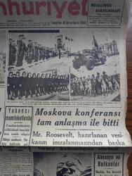 Cumhuriyet Gazetesi - 30 Birinciteşrin (Ekim) 1943 - gençliğin vazifesi yazan Nadir Nadi Başmakale - Milli Şef İsmet İnönü'nün hitabesi fotoğraf - millet içeride ve dışarıda her türlü emniyetin sağlam temellerini cumhuriyette buldu - dün İstanbul'da yapılan büyük geçit resminden fotoğraflar - yabancı memleketlerde cumhuriyetimizin yıldönümü tezahürlere vesile oluyor - Moskova Konferansı tam anlaşma ile bitti - Amerika Cumhur Reisi Roosevelt radyoda Bir Nutuk söylerken fotoğraf - İtalya'da savaşlar Almanlar müttefiklerin bir yarma teşebbüsünü durdurdu - Cemal Nadir Karikatür - İstanbul halkı dün büyük Bayramı kutlamak için sokaklara dökülmüştü fotoğraf - Müzeyyen Senar Işıl İstanbul gazinosunda - Fedailer Filosu Lale sinemasında - cumhuriyetin yirminci yılında üniversitemiz yazan profesör Ziyaeddin Fahri Fındıkoğlu - Aşkın Doğuşu yazan Peride Celal Yazı Dizisi - Kutlu Bayram yazan Burhan Felek - Safiye Ayla Muzaffer Güler Saime Güler Faide Yıldız Eski Novotni Safiye Salonunda - Radyo