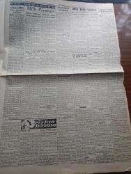 Cumhuriyet Gazetesi - 30 Birinciteşrin (Ekim) 1943 - gençliğin vazifesi yazan Nadir Nadi Başmakale - Milli Şef İsmet İnönü'nün hitabesi fotoğraf - millet içeride ve dışarıda her türlü emniyetin sağlam temellerini cumhuriyette buldu - dün İstanbul'da yapılan büyük geçit resminden fotoğraflar - yabancı memleketlerde cumhuriyetimizin yıldönümü tezahürlere vesile oluyor - Moskova Konferansı tam anlaşma ile bitti - Amerika Cumhur Reisi Roosevelt radyoda Bir Nutuk söylerken fotoğraf - İtalya'da savaşlar Almanlar müttefiklerin bir yarma teşebbüsünü durdurdu - Cemal Nadir Karikatür - İstanbul halkı dün büyük Bayramı kutlamak için sokaklara dökülmüştü fotoğraf - Müzeyyen Senar Işıl İstanbul gazinosunda - Fedailer Filosu Lale sinemasında - cumhuriyetin yirminci yılında üniversitemiz yazan profesör Ziyaeddin Fahri Fındıkoğlu - Aşkın Doğuşu yazan Peride Celal Yazı Dizisi - Kutlu Bayram yazan Burhan Felek - Safiye Ayla Muzaffer Güler Saime Güler Faide Yıldız Eski Novotni Safiye Salonunda - Radyo