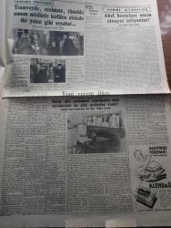 Cumhuriyet Gazetesi - 12 Mart 1952 - Ege'den notlar yazan Nadir Nadi Başmakale - Amiral Carney Bugün öğleden sonra geliyor - Rusya'nın gönderdiği notalarda Kremlin Almanya'nın silahlandırılmasını istiyor - kalkınma kongresinin dünkü çalışmaları - Tahran'da aleyhimizdeki neşriyat - Sağlık Bakanı Ekrem Hayri Üstündağ vapurda yazarımızla görüşürken fotoğraf - Hasanoğlan köy enstitüsü meselesi - Taşan asi nehri Antakya'da bir gazinoyu sürükledi - veremin yeni bulunan ilacı Amerika'yı birbirine kattı - Bir Beyaz Gömleklinin Dramı yazan Doktor Burhan Öncel Yazı Dizisi - Remzi Kitabevi sahibi Remzi Bengi'nin evi soyuldu - Panaroma yazan Yakup Kadri Karaosmanoğlu - Mısır'da Vefd Partisi Hilali Paşa'ya karşı cephe aldı - nefis muhasebesi yazan Burhan Felek - Kore'de şehit ve yaralı listesi - sovyetlerin olimpiyat anlayışındaki fark - İstanbul belediyesi şehir tiyatroları dram kısmında Şakacı komedi kısmında Bir Kavuk Devrildi - Karolina Filmi Kadıköy yurt sinemasında - şehirden röportajlar
