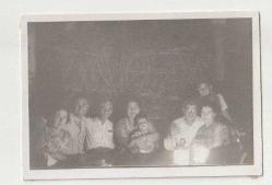 1956 YILI AYDIN KOÇARLI ÇAKMAR DA ÇİFTLİKTE BİR GECE - ELİNDE LÜKS LAMBASI OLAN TİPLER SİYAH BEYAZ FOTOĞRAF