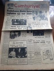 Cumhuriyet Gazetesi - 5 Mayıs 1953 - dostluk vazifesi yazan  Cumhuriyet Başmakale - Başbakan Adnan Menderes'in dünkü basın toplantısı 4,5 saat sürdü fotoğraf - Adnan Menderes paramızın kıymeti buğday ihracatı ve hayat pahalılığına dair geniş izahlarda bulundu - Irak Kralı İkinci Faysal'ın tahta çıkışından fotoğraflar - Nehru'ya suikast teşebbüsü - NATO deniz piyadesi komutanı Erskin İzmir'e geldi - dünyanın sayılı zenginlerinden Şeyh Bin Zait Şahbud İstanbul'da - 1953 Türkiye Güzellik müsabakası güzellerini neşre yakında başlıyoruz - silahlı kuvvetler Güreş Şampiyonası dün gece sona erdi - Piç Kurusu Yazan Azmiye Hami Güven Yazı Dizisi - Türk Atı yazan İsmail Habip Sevük - Acayip Bir Müessese yazan Burhan Felek - BBC'nin taç giyme töreni için hazırlığı - İstanbul'da Day isminde büyük bir film şirketi kuruldu - Cennet Yolu yazan Steinbeck Yazı Dizisi - Fenerbahçe Galatasaray amatör takımları final karşılaşması - yeni milli takım kadromuz - Cannes Film Festivali - Veled Çelebi İzbudak