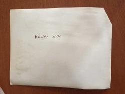 VEHBİ KOÇ'UN ORİJİNAL BÜYÜK BOY FOTOĞRAFI - 24 x 18 cm EBADINDA - VEHBİ KOÇ, BİR DAVETİYEDE KONUKLARLA BİRLİKTE SOHBET EDERKEN ÇEKİLMİŞ BİR KARE, MASADA EFES PİLSEN ŞİŞE BİRALAR