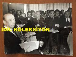VEHBİ KOÇ'UN ORİJİNAL BÜYÜK BOY FOTOĞRAFI - 24 x 18 cm EBADINDA - VEHBİ KOÇ, KOÇ YATIRIM ve PAZARLAMA A.Ş'NİN ORTAK OLDUĞU KURULUŞLARIN 1973 YILINDA 246 MİLYON LİRA KAR ELDE ETMESİ SONRASINDA BİR ETKİNLİKTE KATILIMCILARLA OTURURKEN ÇEKİLMİŞ BİR KARE,  3 NİSAN 1974