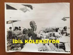 VEHBİ KOÇ'UN ORİJİNAL BÜYÜK BOY FOTOĞRAFI - 24 x 18 cm EBADINDA - VEHBİ KOÇ AÇIK ALANDAKİ BİR DAVETİYEDE KONUKLARLA SOHBET EDERKEN ÇEKİLMİŞ BİR KARE