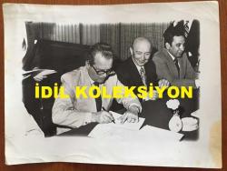 VEHBİ KOÇ'UN ORİJİNAL BÜYÜK BOY FOTOĞRAFI - 24 x 18 cm EBADINDA - DÖKTAŞ'I VEHBİ KOÇ'UN, IFC'Yİ BAŞKAN YARDIMCISI MR. VON HOFFMANN'IN TEMSİL ETTİĞİ ANLAŞMA TÖRENİNDE İMZALAR ATILIRKEN ÇEKİLMİŞ BİR KARE