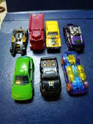 YEDİ ADET HOT WHEELS OYUNCAK ARABA