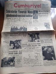 Cumhuriyet Gazetesi - 3 Eylül 1961 - sekreterler yuvarlak masa gündeminde mutabık kaldılar - Yeni Türkiye Partisi Büyük sürprizler hazırlıyormuş - Aydın Yalçın'ın konuşmasını Atatürkçü gençlik telin ediyor - Sahir Kurutluoğlu basın yayın Bakanı oldu - Aydın Yalçın'la ilgili tahkikata devam ediliyor - Cemal Gürsel Profesör Aydın Yalçın hakkında bakanlardan bilgi aldı - Milli Eğitim Bakanı Ahmet Tahtakılıç öğretmenlerin intibak kanunu mutlaka çıkacaktır dedi - Eyüp'te dini ayin yapanların duruşması - açlık grevi yapan Sikh'i Lideri 17. güne girdi - haftanın şakaları yazan Burhan Felek - Resimli romanımız bankerin milyonları çizen Yves Sayol - Deniz Ağacı yazan Yaman Koray Yazı Dizisi - Galatasaray Şekerhilali güçlükle yendi 1 0 - Fenerbahçe 4 PTT 0 - Ferruh Uygur 200 M. Rekorunu egale etti - Canel Konvur yüksek atlamada rekor kırdı - Galatasaray Kongresi fotoğraf - Lüks İdeal en iyi bisküvidir - Siemens - Gina Lollobrigida bu akşam Türkiye'ye hitap ediyor İstanbul radyosunda dinleyiniz