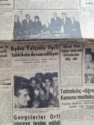 Cumhuriyet Gazetesi - 3 Eylül 1961 - sekreterler yuvarlak masa gündeminde mutabık kaldılar - Yeni Türkiye Partisi Büyük sürprizler hazırlıyormuş - Aydın Yalçın'ın konuşmasını Atatürkçü gençlik telin ediyor - Sahir Kurutluoğlu basın yayın Bakanı oldu - Aydın Yalçın'la ilgili tahkikata devam ediliyor - Cemal Gürsel Profesör Aydın Yalçın hakkında bakanlardan bilgi aldı - Milli Eğitim Bakanı Ahmet Tahtakılıç öğretmenlerin intibak kanunu mutlaka çıkacaktır dedi - Eyüp'te dini ayin yapanların duruşması - açlık grevi yapan Sikh'i Lideri 17. güne girdi - haftanın şakaları yazan Burhan Felek - Resimli romanımız bankerin milyonları çizen Yves Sayol - Deniz Ağacı yazan Yaman Koray Yazı Dizisi - Galatasaray Şekerhilali güçlükle yendi 1 0 - Fenerbahçe 4 PTT 0 - Ferruh Uygur 200 M. Rekorunu egale etti - Canel Konvur yüksek atlamada rekor kırdı - Galatasaray Kongresi fotoğraf - Lüks İdeal en iyi bisküvidir - Siemens - Gina Lollobrigida bu akşam Türkiye'ye hitap ediyor İstanbul radyosunda dinleyiniz