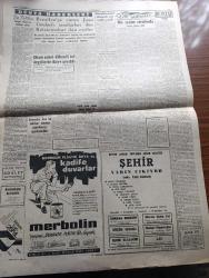 Cumhuriyet Gazetesi - 3 Eylül 1961 - sekreterler yuvarlak masa gündeminde mutabık kaldılar - Yeni Türkiye Partisi Büyük sürprizler hazırlıyormuş - Aydın Yalçın'ın konuşmasını Atatürkçü gençlik telin ediyor - Sahir Kurutluoğlu basın yayın Bakanı oldu - Aydın Yalçın'la ilgili tahkikata devam ediliyor - Cemal Gürsel Profesör Aydın Yalçın hakkında bakanlardan bilgi aldı - Milli Eğitim Bakanı Ahmet Tahtakılıç öğretmenlerin intibak kanunu mutlaka çıkacaktır dedi - Eyüp'te dini ayin yapanların duruşması - açlık grevi yapan Sikh'i Lideri 17. güne girdi - haftanın şakaları yazan Burhan Felek - Resimli romanımız bankerin milyonları çizen Yves Sayol - Deniz Ağacı yazan Yaman Koray Yazı Dizisi - Galatasaray Şekerhilali güçlükle yendi 1 0 - Fenerbahçe 4 PTT 0 - Ferruh Uygur 200 M. Rekorunu egale etti - Canel Konvur yüksek atlamada rekor kırdı - Galatasaray Kongresi fotoğraf - Lüks İdeal en iyi bisküvidir - Siemens - Gina Lollobrigida bu akşam Türkiye'ye hitap ediyor İstanbul radyosunda dinleyiniz