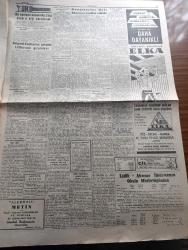 Cumhuriyet Gazetesi - 3 Eylül 1961 - sekreterler yuvarlak masa gündeminde mutabık kaldılar - Yeni Türkiye Partisi Büyük sürprizler hazırlıyormuş - Aydın Yalçın'ın konuşmasını Atatürkçü gençlik telin ediyor - Sahir Kurutluoğlu basın yayın Bakanı oldu - Aydın Yalçın'la ilgili tahkikata devam ediliyor - Cemal Gürsel Profesör Aydın Yalçın hakkında bakanlardan bilgi aldı - Milli Eğitim Bakanı Ahmet Tahtakılıç öğretmenlerin intibak kanunu mutlaka çıkacaktır dedi - Eyüp'te dini ayin yapanların duruşması - açlık grevi yapan Sikh'i Lideri 17. güne girdi - haftanın şakaları yazan Burhan Felek - Resimli romanımız bankerin milyonları çizen Yves Sayol - Deniz Ağacı yazan Yaman Koray Yazı Dizisi - Galatasaray Şekerhilali güçlükle yendi 1 0 - Fenerbahçe 4 PTT 0 - Ferruh Uygur 200 M. Rekorunu egale etti - Canel Konvur yüksek atlamada rekor kırdı - Galatasaray Kongresi fotoğraf - Lüks İdeal en iyi bisküvidir - Siemens - Gina Lollobrigida bu akşam Türkiye'ye hitap ediyor İstanbul radyosunda dinleyiniz