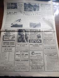 Cumhuriyet Gazetesi - 3 Eylül 1961 - sekreterler yuvarlak masa gündeminde mutabık kaldılar - Yeni Türkiye Partisi Büyük sürprizler hazırlıyormuş - Aydın Yalçın'ın konuşmasını Atatürkçü gençlik telin ediyor - Sahir Kurutluoğlu basın yayın Bakanı oldu - Aydın Yalçın'la ilgili tahkikata devam ediliyor - Cemal Gürsel Profesör Aydın Yalçın hakkında bakanlardan bilgi aldı - Milli Eğitim Bakanı Ahmet Tahtakılıç öğretmenlerin intibak kanunu mutlaka çıkacaktır dedi - Eyüp'te dini ayin yapanların duruşması - açlık grevi yapan Sikh'i Lideri 17. güne girdi - haftanın şakaları yazan Burhan Felek - Resimli romanımız bankerin milyonları çizen Yves Sayol - Deniz Ağacı yazan Yaman Koray Yazı Dizisi - Galatasaray Şekerhilali güçlükle yendi 1 0 - Fenerbahçe 4 PTT 0 - Ferruh Uygur 200 M. Rekorunu egale etti - Canel Konvur yüksek atlamada rekor kırdı - Galatasaray Kongresi fotoğraf - Lüks İdeal en iyi bisküvidir - Siemens - Gina Lollobrigida bu akşam Türkiye'ye hitap ediyor İstanbul radyosunda dinleyiniz