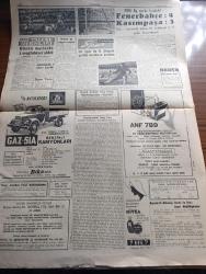 Cumhuriyet Gazetesi - 27 Ağustos 1961 - CHP kurultayı Yazan Nadir Nadi Başmakale - CHP 15. Kurultayında dün beklenen gürültü koptu - kurultayın dünkü toplantısında birbirlerine giren delegeler fotoğraf - gangster Necdet ile Cumhuriyet ekibinin evvelki gece giriştikleri 120 dakikalık cehennem yarışı fotoğraf - Cemal Gürsel dün sabah da Osman Bölükbaşı ile görüştü - cumhuriyetçi köylü millet partisinin 5. Büyük Kongresi bu sabah çalışmalarına başlıyor - generallerin terfilerine ait listeler pazartesi günü açıklanacak - Yeni Türkiye Partisi'nin Eyüp'te dualı aminli açılış töreni - İstanbul yeni bir radyoya kavuştu - Şişli Yenikapı  Troleybüs hattı - her şey değişiyor yazan Yaşar Kemal - Deniz Ağacı yazan Yaman Koray Yazı Dizisi - haftanın şakaları yazan Burhan Felek - Fenerbahçe 4 Kasımpaşa 3 - Milli Lig Zorlu başladı - İstanbulspor ile Karagümrük golsüz berabere kaldı - 1961 talebe oyunları - Birinci müzik festivali Erol Büyükburç İstanbul Hilton'da - Türkiye İş Bankası yıldönümü