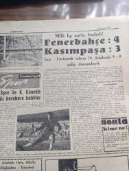 Cumhuriyet Gazetesi - 27 Ağustos 1961 - CHP kurultayı Yazan Nadir Nadi Başmakale - CHP 15. Kurultayında dün beklenen gürültü koptu - kurultayın dünkü toplantısında birbirlerine giren delegeler fotoğraf - gangster Necdet ile Cumhuriyet ekibinin evvelki gece giriştikleri 120 dakikalık cehennem yarışı fotoğraf - Cemal Gürsel dün sabah da Osman Bölükbaşı ile görüştü - cumhuriyetçi köylü millet partisinin 5. Büyük Kongresi bu sabah çalışmalarına başlıyor - generallerin terfilerine ait listeler pazartesi günü açıklanacak - Yeni Türkiye Partisi'nin Eyüp'te dualı aminli açılış töreni - İstanbul yeni bir radyoya kavuştu - Şişli Yenikapı  Troleybüs hattı - her şey değişiyor yazan Yaşar Kemal - Deniz Ağacı yazan Yaman Koray Yazı Dizisi - haftanın şakaları yazan Burhan Felek - Fenerbahçe 4 Kasımpaşa 3 - Milli Lig Zorlu başladı - İstanbulspor ile Karagümrük golsüz berabere kaldı - 1961 talebe oyunları - Birinci müzik festivali Erol Büyükburç İstanbul Hilton'da - Türkiye İş Bankası yıldönümü