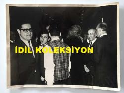 VEHBİ KOÇ'UN ORİJİNAL BÜYÜK BOY FOTOĞRAFI - 24 x 18 cm EBADINDA - DİVAN OTELİ'NİN 5 MİLYON LİRA ŞARTIYLA YAPTIRDIĞI EK TESİSLERİN AÇILIŞ TÖRENİNDEKİ DAVETLİLER ARASINDA  VEHBİ KOÇ SOHBET EDERKEN ÇEKİLMİŞ ÖZEL BİR KARE