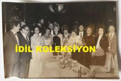 VEHBİ KOÇ'UN KIZI SEVGİ GÖNÜL'ÜN DOĞUM GÜNÜNDE ÇEKİLMİŞ ORİJİNAL BİR FOTOĞRAF - 18 x 12 cm EBADINDA - SEVGİ GÖNÜL'ÜN DOĞUM GÜNÜNDE ÇEKİLMİŞ BİR HATIRA FOTOĞRAFI, KONUKLAR ARASINDA EŞİ ERDOĞAN GÖNÜL, SÜREYYA SOMAR, ERDİNÇ CENNETOĞLU, YÜKSEL CENNETOĞLU, YALÇIN TEZER, GÖNÜL TEZER, KENAN YILMAZ, FERİHA YILMAZ, TURGUT ILGAR, GÜLEN ILGAR, SAİM YÜNCEL ve REMZİYE YUNCEL DE YER ALDI, 5 HAZİRAN 1976
