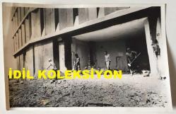 VEHBİ KOÇ'UN PERŞEMBE PAZARI'NDA YIKILAN DEPOLARININ ORİJİNAL FOTOĞRAFI - 18 x 12 cm EBADINDA - VEHBİ KOÇ, BEDRETTİN DALAN'A KARŞI SONUNA KADAR DİRETTİ ve PERŞEMBE PAZARI'NDAKİ DEPOLARINI PARA ALMADAN YIKTIRMADI, 31 TEMMUZ 1985